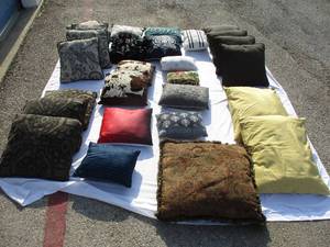 lot 64 image: LOT-Of 28 Mixed Sizes And Types Of Throw Pillows