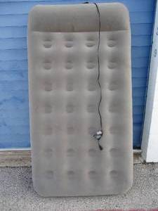 lot 140 image: Bestway Air Mattress With Built in 110-V Inflatordeflater Pump
