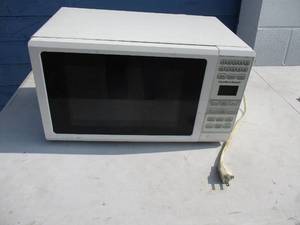 lot 28 image: Hamilton Beach-700 Watts  Microwave Oven