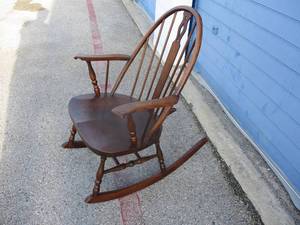 lot 9 image: Beautifully made Windsor like style rocking chair