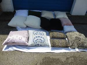 lot 51 image: LOT of 15 Mixed styles and sizes Throw Pillows