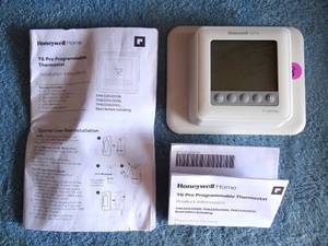 lot 8 image: HONEYWELL DIGITAL THERMOSTAT - MODEL R32348120-001
