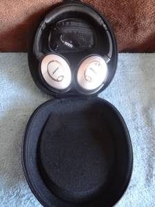lot 27 image: BOSE ACOUSTIC NOISE CANCELING HEADPHONES - TESTED GREAT SOUND - NEEDS EARPADS  IN CARRYING CASE