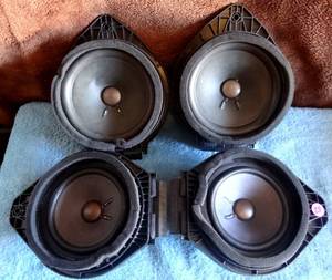 lot 29 image: BOSE SPEAKERS - 2 X 84005826 AND 2 X 22994634