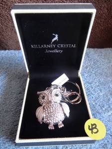 lot 43 image: NEW Killarney Crystal Enameled Rhinestone Owl Key Chain Keyring Ireland NIB