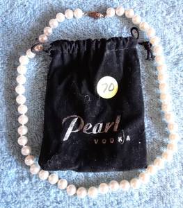 lot 70 image: Beautiful Pearl Vodka Necklace