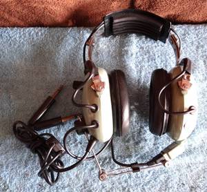 lot 98 image: PROFESSIONAL AIRCRAFT PILOT HEADSET WITH MICROPHONE