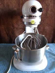 lot 133 image: Vintage Kitchen Aid 10 Speed Heavy Duty Mixer Model K5SS Hobart wAttachments - WORKS GREAT $$$