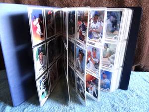 lot 152 image: NICE BINDER OF BASEBALL CARDS - ROOKIE CARDS OF JOSE CANSECO, BARRY BONDS, BO JACKSON & MORE - 250 CARDS