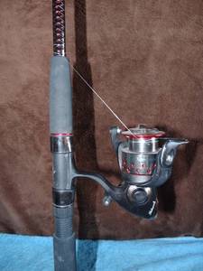 lot 184 image: SHAKESPERE UGLY STICK (GX2) & GX240 SPINNING REEL