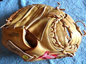 lot 199 image: VINTAGE Rawlings RCM33 33 Baseball Catchers Mitt Right Hand Throw
