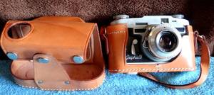 lot 256 image: Vintage Kodak Graphic 35 Graflex Graflar Prontor-SVS Camera w 50mm 3.5 Lens & Leather Case