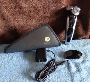 lot 259 image: Philips Norelco 9000 Wet and Dry Electric Shaver wCase