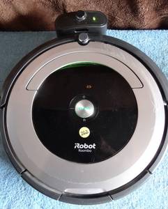lot 262 image: iROBOT ROOMBA WITH CHARGING BASE - TESTEDTALKINGCHARGING - GOOD WORKING UNIT
