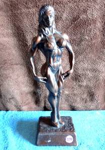 lot 290 image: NIELS ANDERSEN SCULPTURE 1992 Female Bodybuilder Trophy Statue 15 12 Tall - $$$