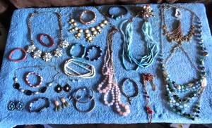 lot 296 image: LARGE ASSORTMENT OF COSTUME JEWELY, EARRINGS, BRACELETS, & NECKLACES