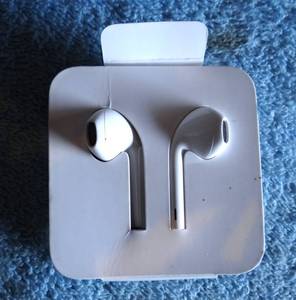 lot 301 image: EAR PODS - UNMARKED - APPLE USB CONNECTOR