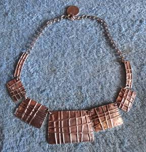 lot 308 image: SILVER TONE NECKLANE WITH COIN STYLE CLASP