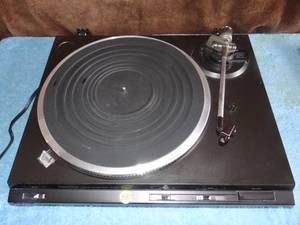 lot 330 image: Technics SL-DD33 Direct-Drive Automatic Turntable Record Player  - TESTEDPOWER & FEATURES WORKING