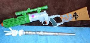 lot 355 image: MATTEL ELECTRONIC GUN (WORKS) AND GREAT WOLF LODGE LIGHT UP WAND (WORKS)