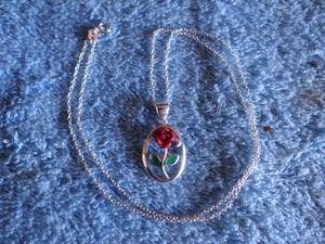 lot 368 image: ORNATE ROSE FLORAL SILVER TONED NECKLACE