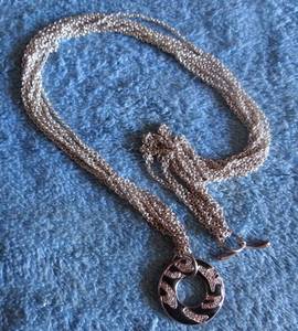 lot 370 image: PRETTY BLACK & SILVER ROUND PENDANT ON SILVER TONED NECKLACE