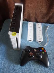 lot 392 image: LOT OF VIDEO GAME COMPONENTS - Wii GAME SYSTEM (NO POWER CORD) & WIRELESS CONTROLLERS & XBOX 360 CONTROLLER