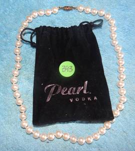 lot 393 image: PEARL VODKA NECKLACE W VELVET CASE - VERY PRETTY