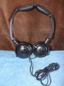 lot 395 image: NICE PAIR OF SKULLCANDY WIRED HEADPHONES - TESTEDGREAT SOUND