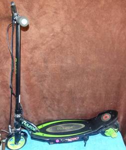 lot 400 image: Razor Power Core E90 Electric Scooter Hub Motor for Kids Age 8 and Up Green