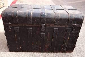 lot 1 image: AWESOME ANTIQUE STEAMER TRUNK HOPE CHEST WITH METAL STRAPPING