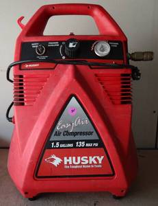 lot 4 image: Husky Easy Air To Go Portable Air Compressor, 135 PSI 2.75 Gallon - WORKS