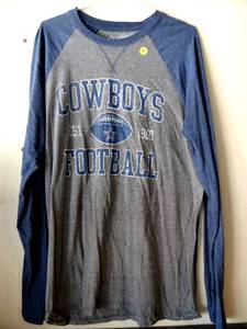 lot 7 image: DALLAS COWBOYS - MENS LONG SLEEVE TEAM SHIRT - SIZE MED