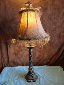 lot 18 image: BEAUTIFUL DESK LAMP - WORKS GREAT - SOFT LIGHTING