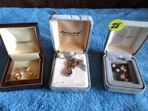 lot 28 image: ASSORTMENT OF JEWELRY AS SHOWN