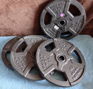 lot 35 image: GOLDS GYM 25 POUND BARBELL WEIGHTS - 4 X 25  100 POUNDS