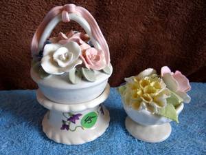 lot 45 image: Vintage Royale Stratford Porcelain Flower Bouquet Basket - Fine Bone China