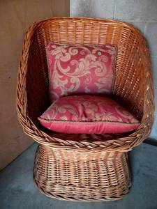 lot 63 image: BEAUTIFUL RATTAN SITTING CHAIR WITH CUSHIONS - GREAT CONDITION