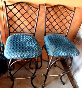 lot 64 image: NICE PAIR OF RAOTATING BAR STOOLS - METAL FRAMED WITH PLUSH CUSHIONS AND FOOT STAND