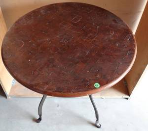 lot 69 image: NICE END TABLE WITH METAL STAND