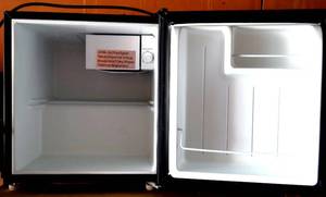 lot 119 image: Galanz 1.7 CU.ft Compact Refrigerator - Black - COLD WORKING CONDITION