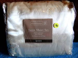 lot 136 image: HOME TRENDS QUEEN SIZE SATIN SHEET SET - NIP