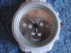 lot 144 image: SYNRGY MENS WHITE FINISH WATCH - MODEL SN94701