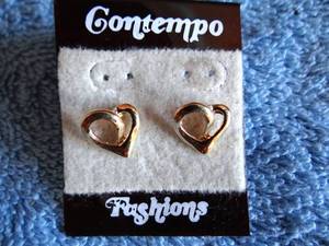 lot 145 image: LOVELY HEART EARRINGS AS SHOWN