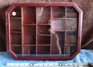 lot 148 image: VINTAGE WOODEN KNICK KNACK DISPLAY WALL HANGER