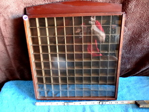 lot 166 image: VINTAGE THIMBLE WALL DISPLAY - ALL THIMBLES IN SALE FIT IN THIS DISPLAY