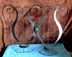 lot 203 image: NICE MATCHING PAIR METAL WALL VASE HANGERS AS SHOWN