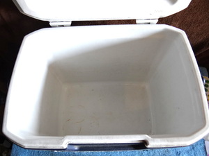 lot 245 image: COLEMAN 28 QUART48 CAN BEVERAGE COOLER WITH HANDLE