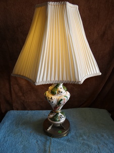 lot 251 image: VINTAGE BRASS AND PORCELAIN LAMP - WORKS
