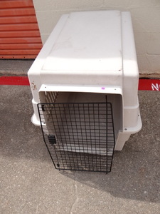 lot 253 image: LARGE DOG CARRIER - NEEDS SOME CLEANING